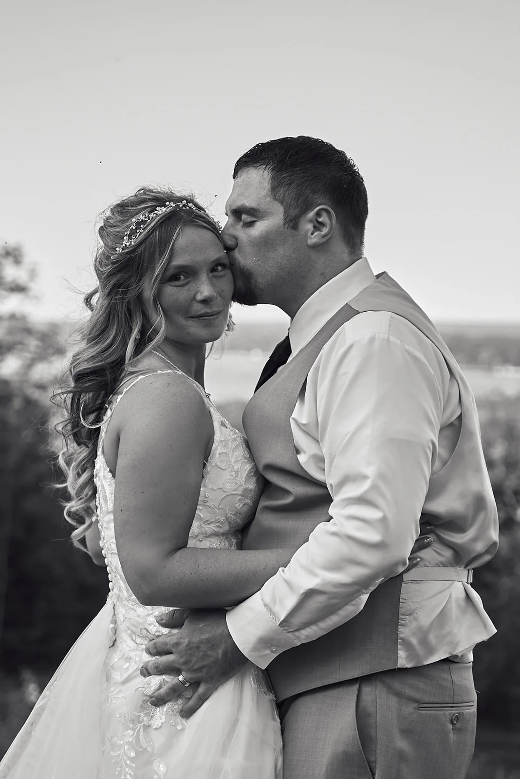 bw bride and groom kissing, lake view, intimate close-up