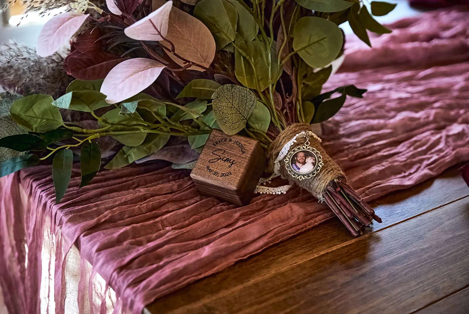 reception table setting detail, round table with centerpiece