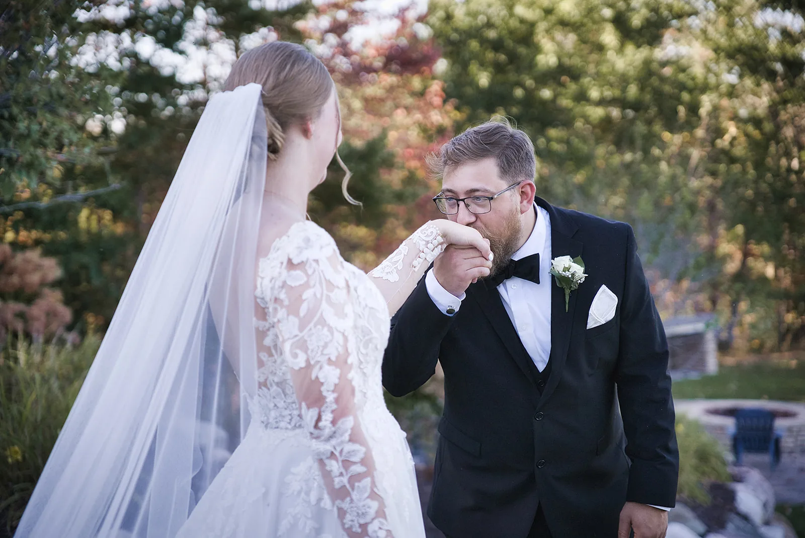 bw bride and groom kissing, veil blowing in wind